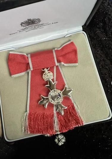 [서울=뉴시스] 그룹 '블랙핑크' 제니가 영국 버킹엄궁에서 받은 대영제국훈장. (사진=제니 인스타그램 캡처) 2023.11.23. photo@newsis.com *재판매 및 DB 금지