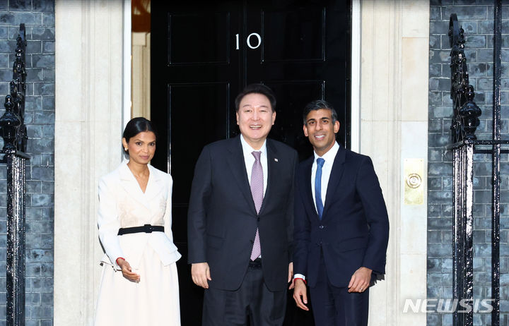 [런던=뉴시스] 전신 기자 = 영국을 국빈 방문 중인 윤석열 대통령이 22일(현지시간) 런던 다우닝가 10번지 영국 총리 관저 앞에서 리시 수낵 총리 부부와 기념촬영하고 있다. (공동취재) 2023.11.23. photo1006@newsis.com