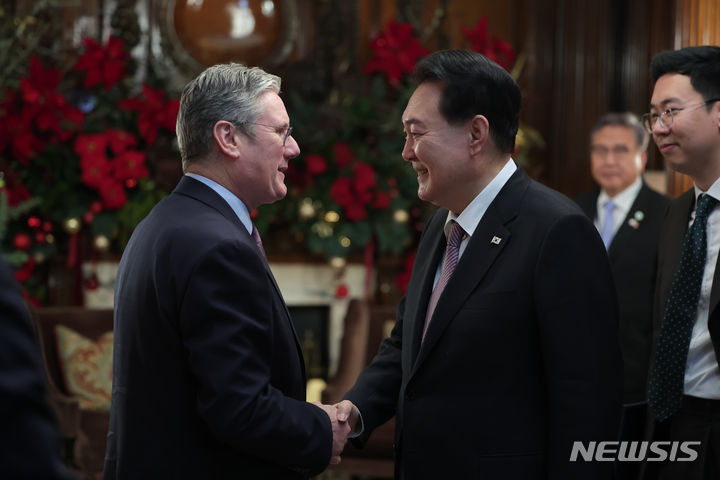 [런던=뉴시스] 전신 기자 = 영국을 국빈 방문 중인 윤석열 대통령이 22일(현지시간) 런던 시내 한 호텔에서 키어 스타머 영국 노동당 대표와 접견하며 악수하고 있다. (공동취재) 2023.11.23. photo1006@newsis.com