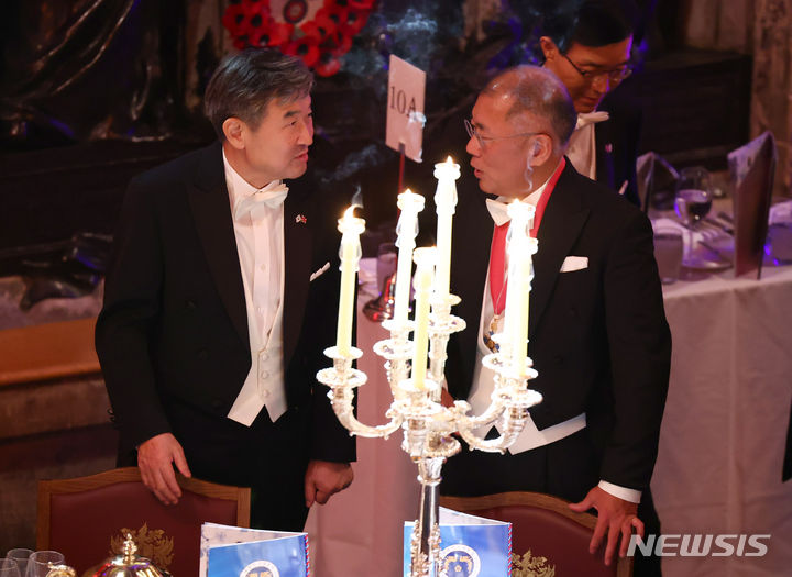 [런던=뉴시스] 전신 기자 = 조태용 국가안보실장과 정의선 현대차그룹 회장이 22일(현지시간) 런던 길드홀에서 열린 런던금융특구 시장 주최 만찬에 앞서 대화하고 있다. 2023.11.23. photo1006@newsis.com