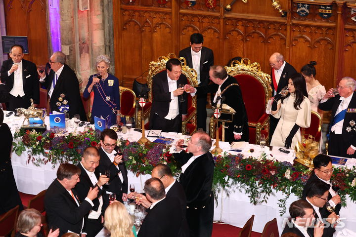 [런던=뉴시스] 전신 기자 = 영국을 국빈 방문 중인 윤석열 대통령이 22일(현지시간) 런던 길드홀에서 열린 런던금융특구 시장 주최 만찬에서 마이클 마이넬리 시장과 건배하고 있다. 2023.11.23. photo1006@newsis.com