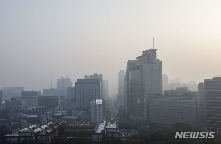 [서울=뉴시스] 정병혁 기자 = 수도권과 중부지방을 중심으로 미세먼지 농도가 '나쁨' 수준을 보인 23일 서울도심이 뿌옇게 보이고 있다. 2023.11.23. jhope@newsis.com