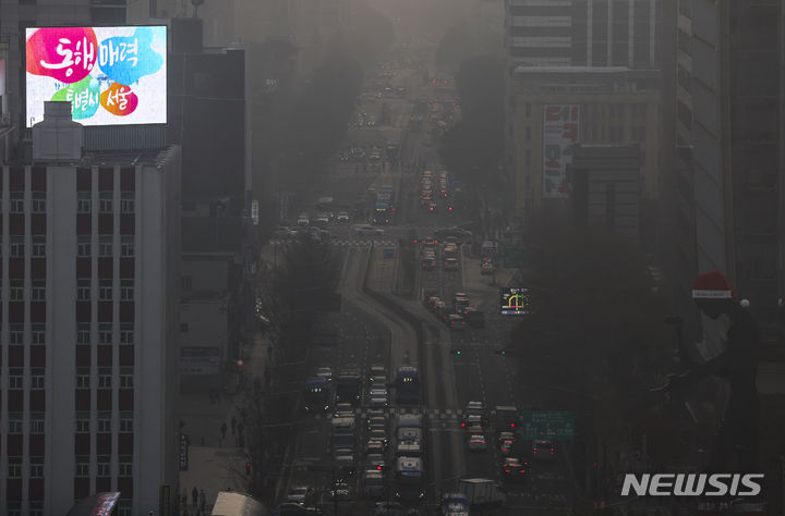 [서울=뉴시스] 정병혁 기자 = 수도권과 중부지방을 중심으로 미세먼지 농도가 '나쁨' 수준을 보인 23일 서울도심이 뿌옇게 보이고 있다. 2023.11.23. jhope@newsis.com