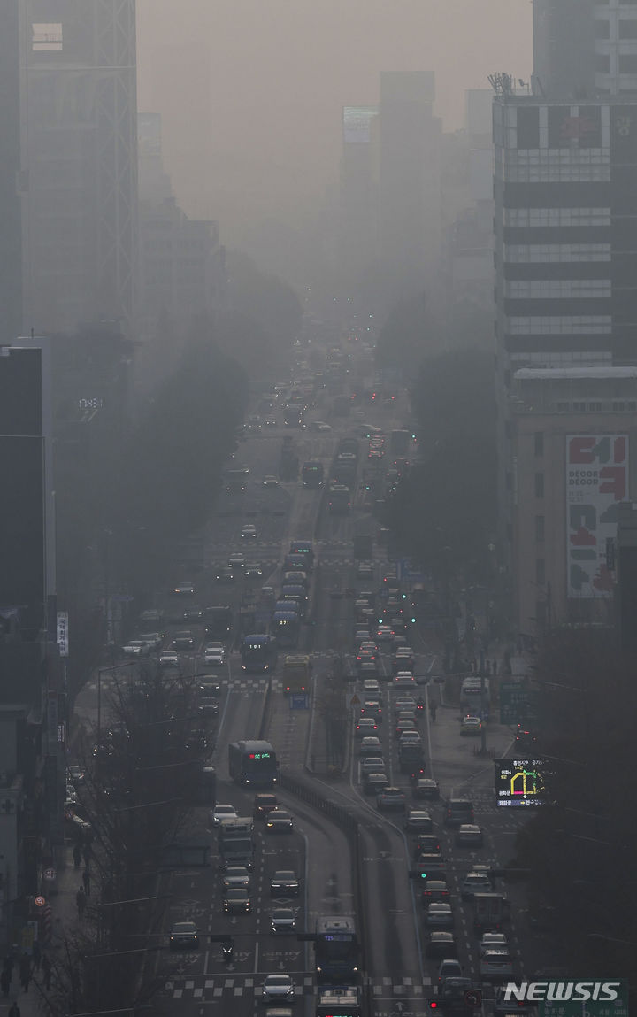 [서울=뉴시스] 정병혁 기자 = 수도권과 중부지방을 중심으로 미세먼지 농도가 '나쁨' 수준을 보인 23일 서울도심이 뿌옇게 보이고 있다. 2023.11.23. jhope@newsis.com