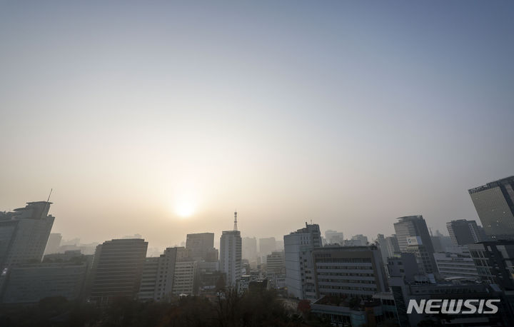 [서울=뉴시스] 정병혁 기자 = 수도권과 중부지방을 중심으로 미세먼지 농도가 '나쁨' 수준을 보인 23일 서울도심이 뿌옇게 보이고 있다. 2023.11.23. jhope@newsis.com