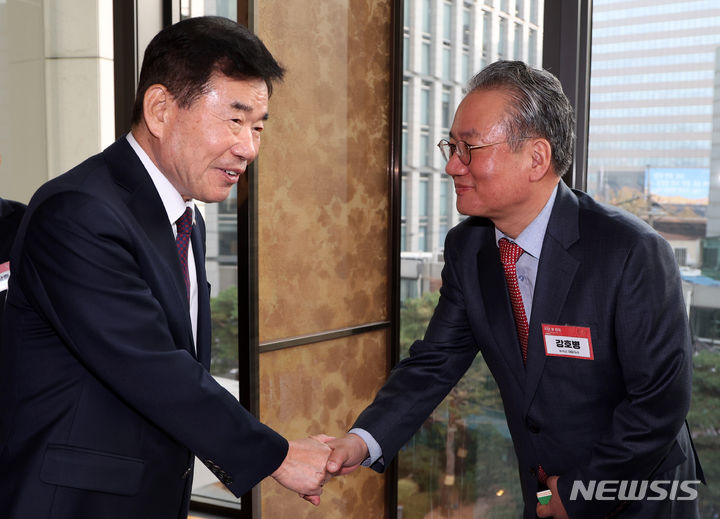 [서울=뉴시스] 김선웅 기자 = 강호병 뉴시스 대표이사와 김진표 국회의장이 23일 서울 종로구 포시즌스호텔에서 '청년, 그리고 대한민국의 미래'를 주제로 열린 '뉴시스포럼-10년 후 한국'에서 만나 인사를 나누고 있다. 2023.11.23. mangusta@newsis.com