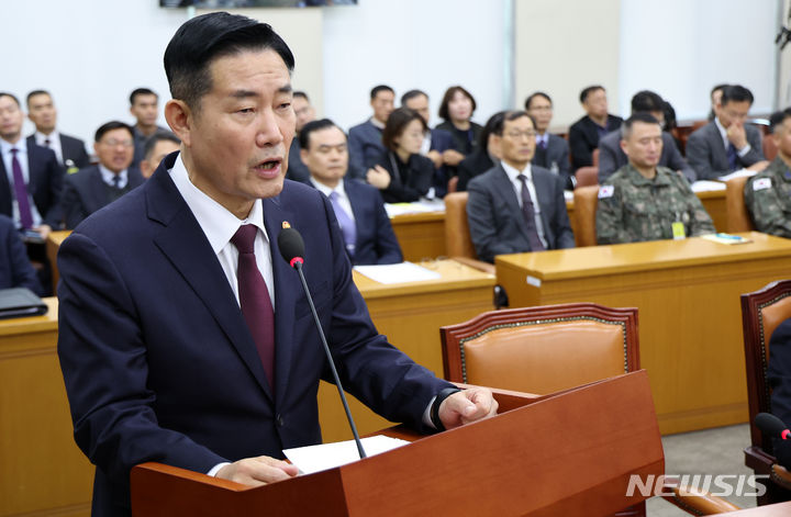 [서울=뉴시스] 이영환 기자 = 신원식 국방부 장관이 23일 오전 서울 여의도 국회에서 열린 국방위원회 전체회의에서 현안보고를 하고 있다. 2023.11.23. 20hwan@newsis.com