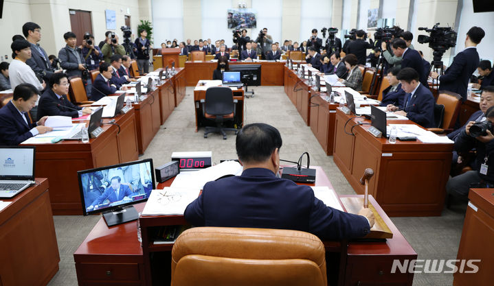 [서울=뉴시스] 이영환 기자 = 한기호 국방위원장이 23일 오전 서울 여의도 국회에서 열린 국방위원회 전체회의에서 의사봉을 두드리고 있다. 2023.11.23. 20hwan@newsis.com