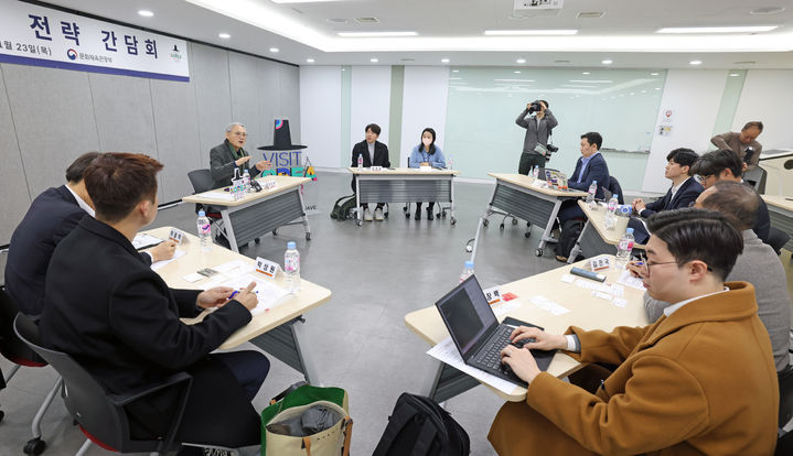 [서울=뉴시스] 유인촌 문화체육관광부 장관이 23일 서울 중구 한국관광공사 서울센터에서 관광업계 관계자들과 관광업계 전략 간담회를 하고 있다. (사진=문화체육관광부 제공) 2023.11.23. photo@newsis.com *재판매 및 DB 금지