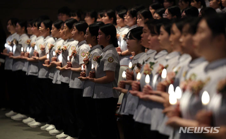 [대구=뉴시스] 이무열 기자 = 23일 대구 북구 대구보건대학교 인당아트홀에서 열린 ‘제25회 나이팅게일 선서식'에서 간호대학 학생들이 촛불을 들고 나이팅게일의 숭고한 희생정신을 본받아 전문 간호인으로서 최선을 다할 것을 다짐하고 있다. 2023.11.23. lmy@newsis.com