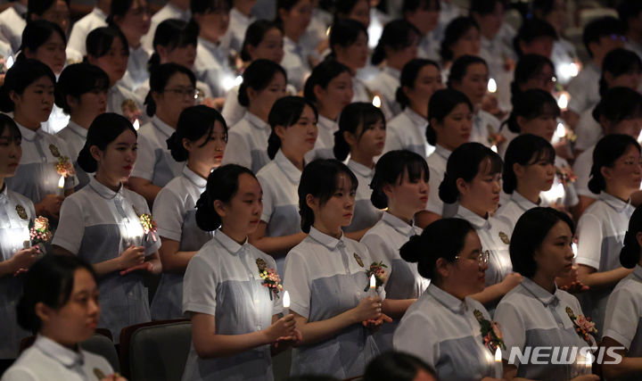 [대구=뉴시스] 이무열 기자 = 23일 대구 북구 대구보건대학교 인당아트홀에서 열린 ‘제25회 나이팅게일 선서식'에서 간호대학 학생들이 촛불을 들고 나이팅게일의 숭고한 희생정신을 본받아 전문 간호인으로서 최선을 다할 것을 다짐하고 있다. 2023.11.23. lmy@newsis.com