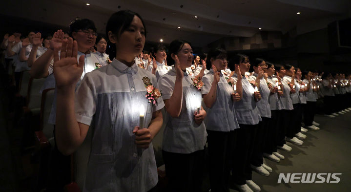 [대구=뉴시스] 이무열 기자 = 23일 대구 북구 대구보건대학교 인당아트홀에서 열린 ‘제25회 나이팅게일 선서식'에서 간호대학 학생들이 촛불을 들고 나이팅게일의 숭고한 희생정신을 본받아 전문 간호인으로서 최선을 다할 것을 다짐하고 있다. 2023.11.23. lmy@newsis.com