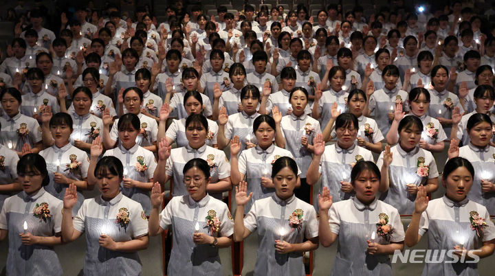 [대구=뉴시스] 이무열 기자 = 23일 대구 북구 대구보건대학교 인당아트홀에서 열린 ‘제25회 나이팅게일 선서식'에서 간호대학 학생들이 촛불을 들고 나이팅게일의 숭고한 희생정신을 본받아 전문 간호인으로서 최선을 다할 것을 다짐하고 있다. 2023.11.23. lmy@newsis.com