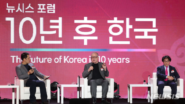 [서울=뉴시스] 김선웅 기자 = 김광석 한국경제산업연구원 경제연구실장(좌장)과 미래학자 리처드 용크, 신장섭 싱가포르국립대 교수가 23일 서울 종로구 포시즌스호텔에서 '청년, 그리고 대한민국의 미래'를 주제로 열린 '뉴시스포럼-10년 후 한국'에서 특별대담을 하고 있다. 2023.11.23. mangusta@newsis.com
