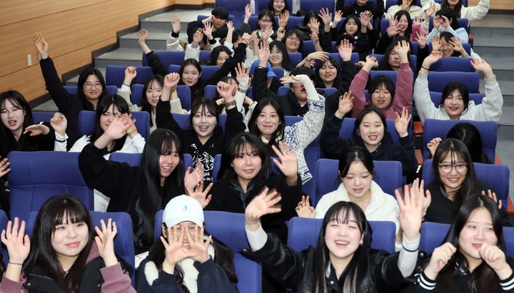 [부산=뉴시스] 하경민 기자 =  부산 사상구 동서대학교에서 열린 고교 수험생 초청 입시설명회에 참석한 경혜여고 학생들이 국제화 프로그램 등에 대한 설명을 들으며 그동안 쌓였던 입시 스트레스를 날려버리고 있다. (사진=동서대 제공) 2023.11.23. photo@newsis.com *재판매 및 DB 금지