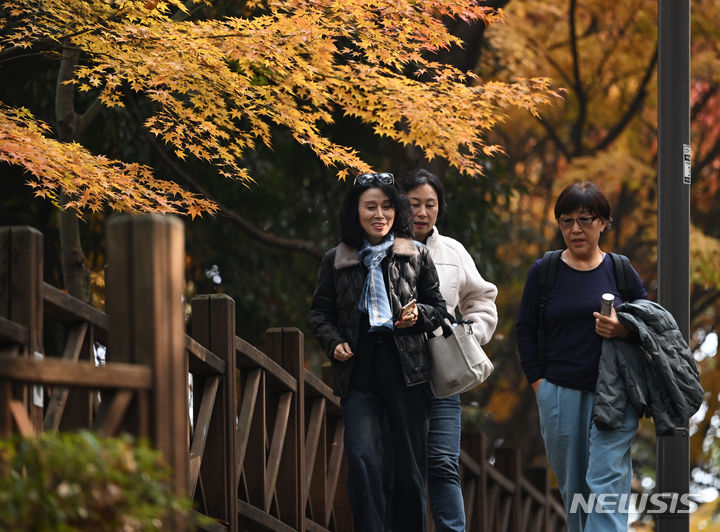 [광주=뉴시스] 이영주 기자 =  23일 오후 광주 남구 사직공원에서 시민들이 늦가을 정취를 만끽하며 산책하고 있다. 2023.11.23. leeyj2578@newsis.com