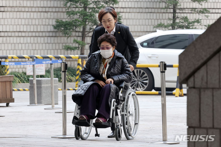 [서울=뉴시스] 조성우 기자 = 일본군 위안부 피해자 이용수 할머니와 이나영 정의기억연대 이사장이 23일 오후 서울 서초구 서울중앙지방법원에서 열린 일본군 위안부 피해자들이 일본을 상대로 제기한 2차 손해배상 청구 소송 항소심 선고기일에 출석하고 있다. 2023.11.23. xconfind@newsis.com