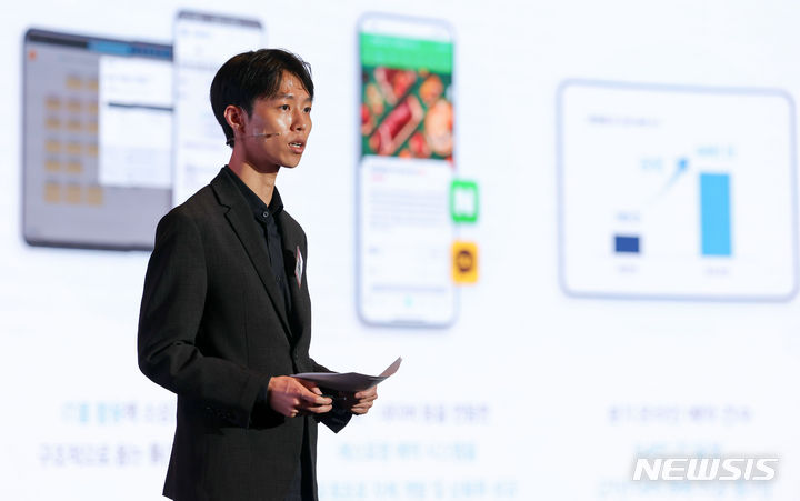 [서울=뉴시스] 김선웅 기자 = 최훈민 테이블매니저 대표가 23일 서울 종로구 포시즌스호텔에서 '청년, 그리고 대한민국의 미래'를 주제로 열린 '뉴시스포럼-10년 후 한국' 세션2 2030 청년백서 "청년을 혁신하라"에서 '기존의 규칙을 깨고 스스로 룰을 만드는 룰 메이커가 되어라'를 주제로 특별강연을 하고 있다. 2023.11.23. mangusta@newsis.com