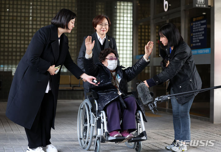 [서울=뉴시스] 조성우 기자 = 일본군 위안부 피해자 이용수 할머니가 23일 오후 서울 서초구 서울고등법원에서 열린 일본군 위안부 피해자들이 일본을 상대로 제기한 2차 손해배상 청구 소송 항소심 선고기일에서 1심 패소 취소 판결 뒤 법원을 나서며 기뻐하고 있다. 뒤는 이나영 정의기억연대 이사장. 2023.11.23. xconfind@newsis.com