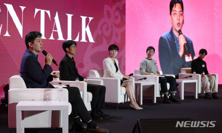 [서울=뉴시스] 김선웅 기자 = 김영인 가지랩 대표, 최훈민 테이블매니저 대표와 대학교 창업동아리 학생들이 23일 서울 종로구 포시즌스호텔에서 '청년, 그리고 대한민국의 미래'를 주제로 열린 '뉴시스포럼-10년 후 한국' 세션2 2030 청년백서 "청년을 혁신하라"에서 오픈토크를 하고 있다. 2023.11.23. mangusta@newsis.com