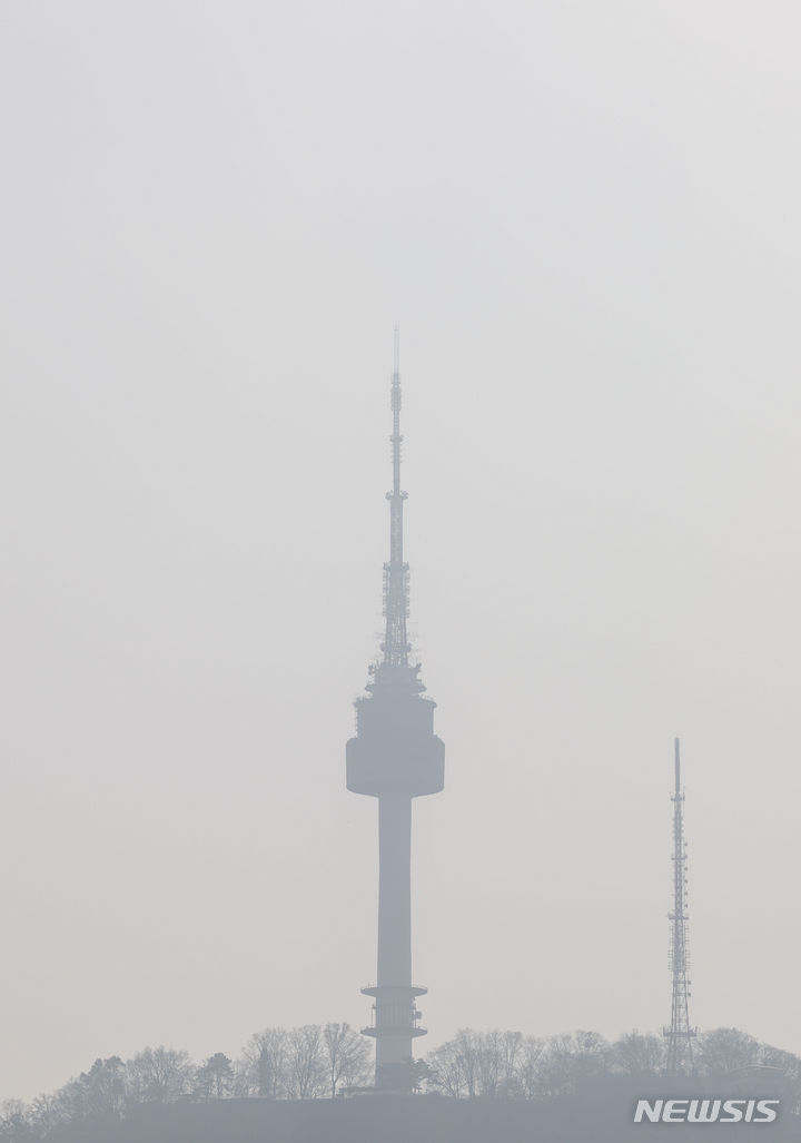 [서울=뉴시스] 정병혁 기자 = 수도권과 중부지방을 중심으로 미세먼지 농도가 '나쁨' 수준을 보인 지난달 23일 서울 중구 N서울타워가 뿌옇게 보이고 있다. 2023.11.23. jhope@newsis.com