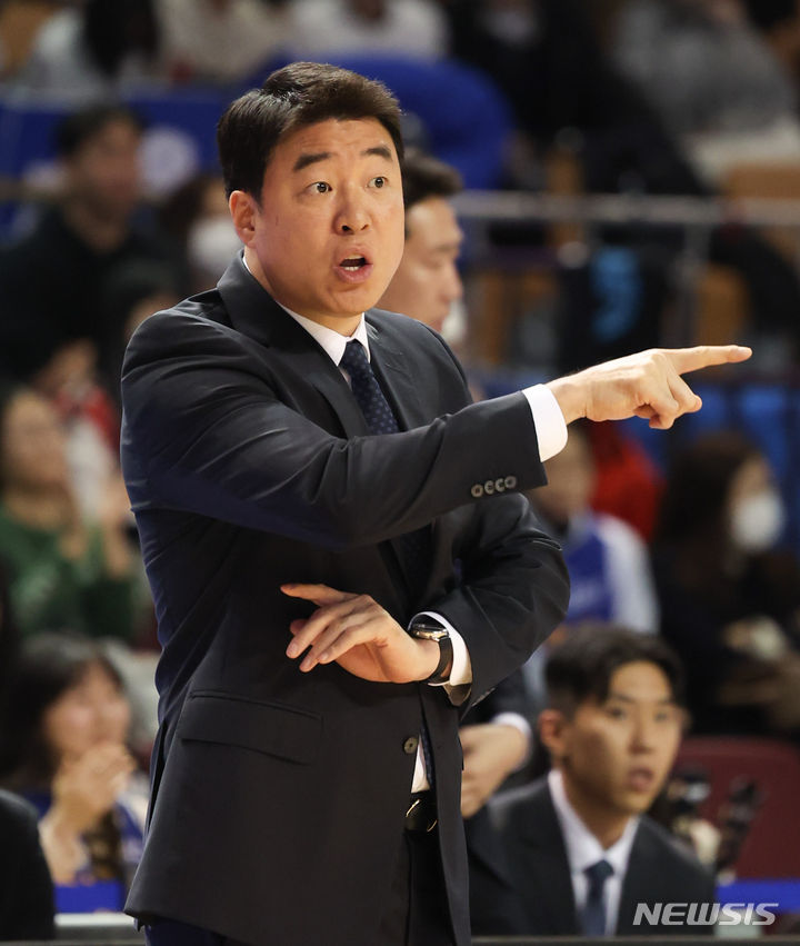 [서울=뉴시스] 황준선 기자 = 23일 오후 서울 송파구 잠실실내체육관에서 열린 2023-2024 프로농구 서울 삼성과 대구 한국가스공사의 경기, 삼성 은희석 감독이 지시하고 있다. 2023.11.23. hwang@newsis.com