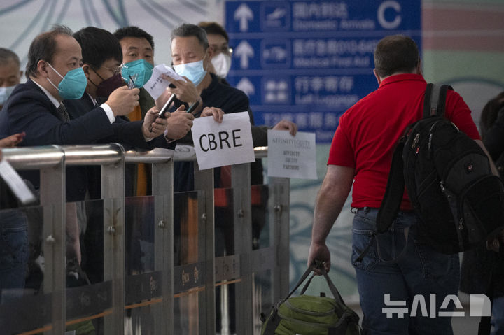 [베이징=AP/뉴시스]지난해 3월15일 중국 베이징 국제공항 국제선 승객 도착 구역에서 마스크를 쓴 사람들이 기다리고 있다. 2024.11.22.