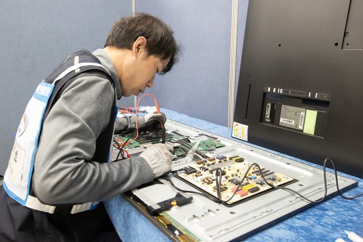 [서울=뉴시스] 삼성전자서비스 엔지니어들이 '2023 서비스 기술경진대회'에서 경합을 벌이는 모습. (사진=삼성전자서비스) 2023.11.24. photo@newsis.com *재판매 및 DB 금지