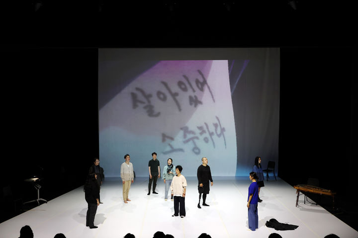 프랑스 연출가 미셸 슈와이저의 다원예술공연 '제자리'. (사진=모두예술극장 제공) photo@newsis.com *재판매 및 DB 금지