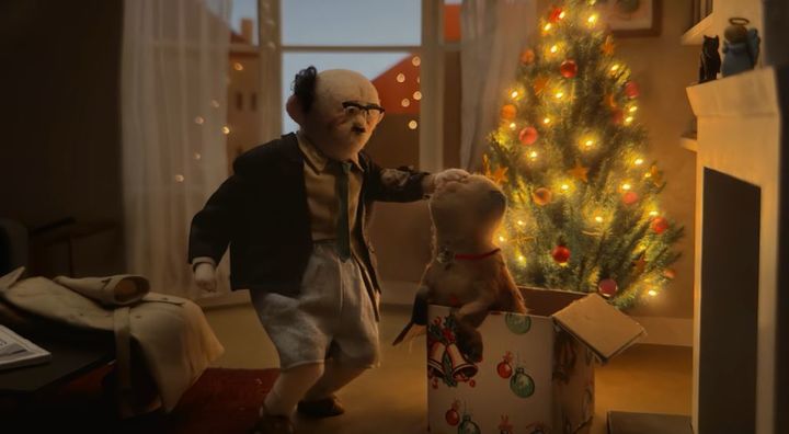 [서울=뉴시스] 애플이 유튜브 계정을 통해 아이폰15 프로 맥스와 맥북 에어로 촬영 및 편집한 스톱모션 애니메이션 영상을 공개했다. (사진='Fuzzy Feelings | Apple Holiday Film' 유튜브 캡처)2023.11.24 *재판매 및 DB 금지