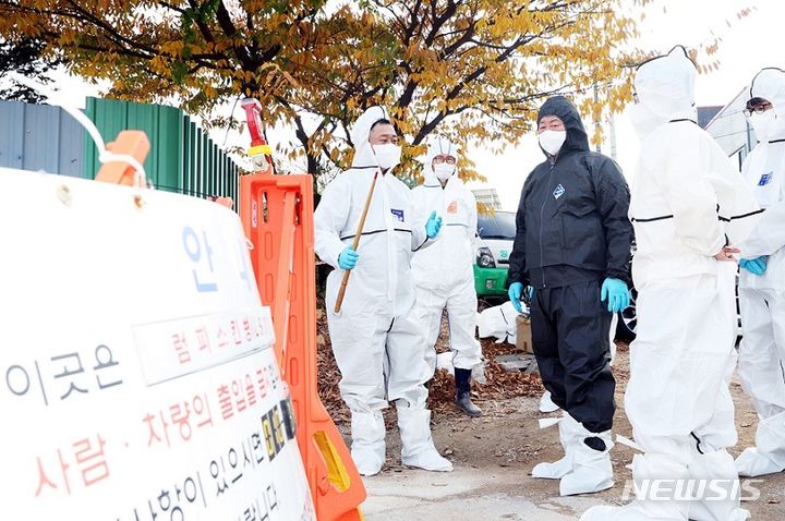 김경일 파주시장이 럼프스킨병 방역 상황을 확인하고 있다.(사진=파주시 제공)