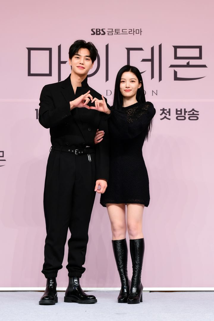 송강(왼쪽), 김유정