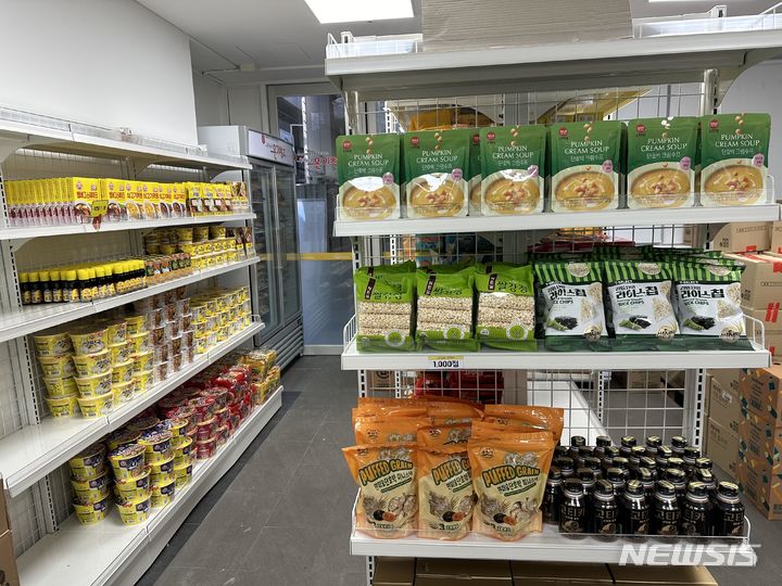 [서울=뉴시스]온기창고 2호점 내부 진열대.