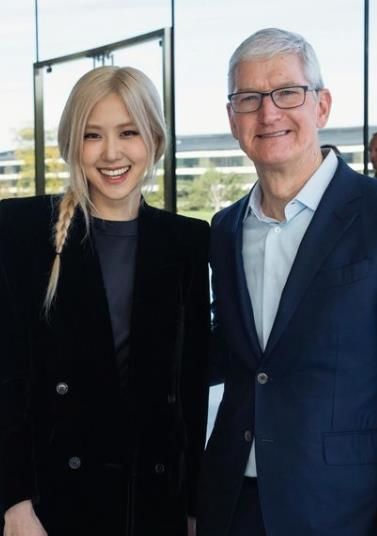 [서울=뉴시스] 왼쪽부터 블랙핑크 로제, 팀 쿡(Tim Cook) 애플 최고경영자(CEO). (사진=블랙핑크 로제 인스타그램 캡처) 2023.11.24. photo@newsis.com *재판매 및 DB 금지