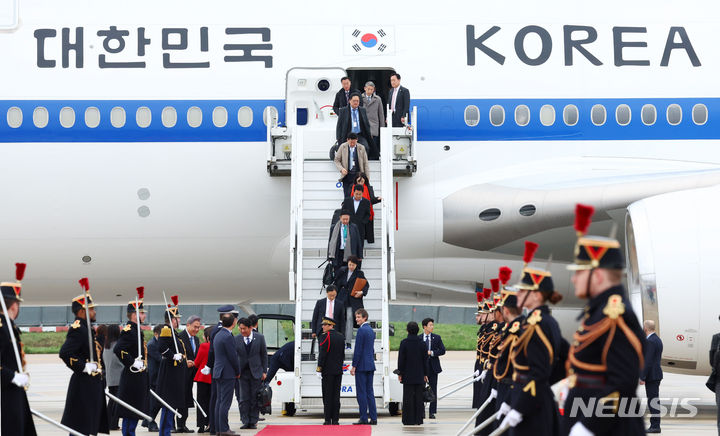 [파리=뉴시스] 전신 기자 = 23일(현지시간) 파리 오를리 공항에서 김은혜 홍보수석, 이도운 대변인, 김용진 대외협력비서관 등 수행원들이 공군 1호기에서 내리고 있다. 2023.11.24. photo1006@newsis.com