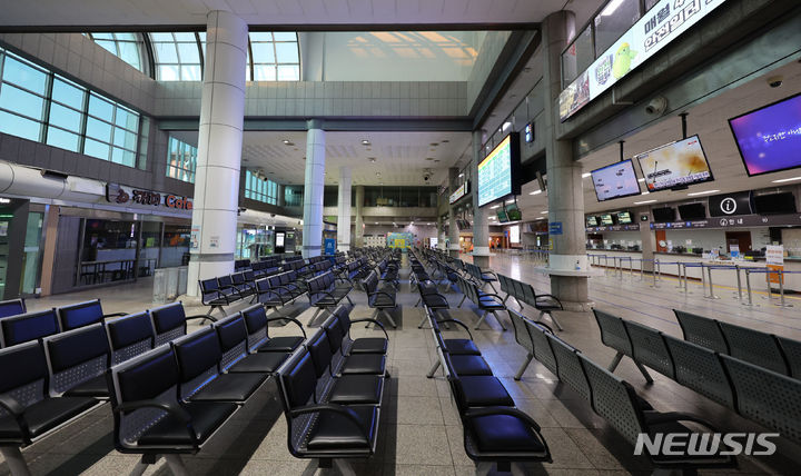 [인천=뉴시스] 전진환 기자 = 서해상에 풍랑주의보가 발효된 24일 오전 인천 중구 인천항 연안여객터미널 대합실이 비어 있다. 24일 오전 서해상에 발효된 풍랑주의보로 인해 인천~백령도, 인천~덕적도, 인천~이작도, 인천~연평도, 인천~육도·풍도를 잇는 여객선 11척의 운항이 모두 중단됐다. 2023.11.24. amin2@newsis.com