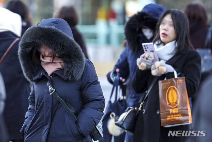 [서울=뉴시스] 정병혁 기자 = 서울과 수도권에 한파주의보가 내려진 지난달 24일 서울 종로구 광화문네거리에서 두꺼운 옷차림을 한 시민들이 이동하고 있다. 2023.11.24. jhope@newsis.com