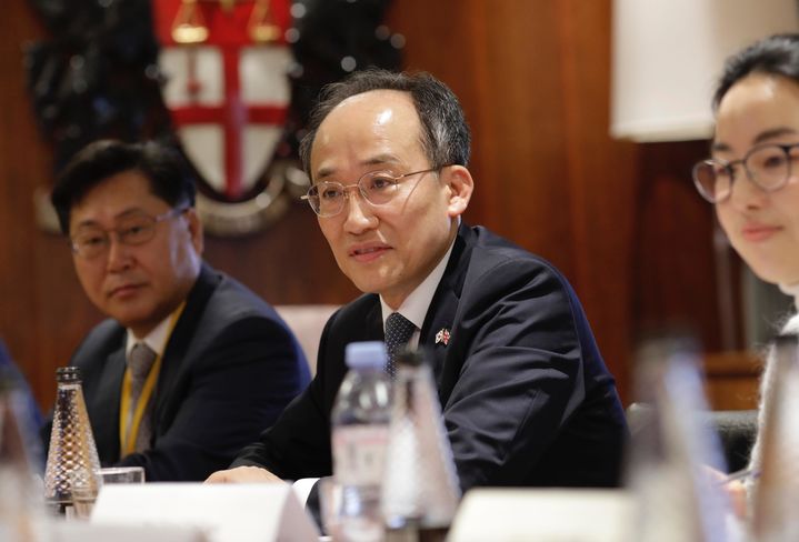 [서울=뉴시스] 추경호 부총리 겸 기획재정부 장관이 23일(현지시간) 런던 증권거래소 개장 행사에 참석해 한-영 금융 협력 성과를 강조하고 있다. (사진=기획재정부 제공) 2023.11.24. photo@newsis.com *재판매 및 DB 금지