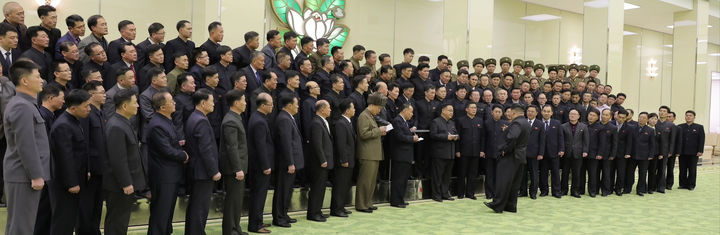 [서울=뉴시스] 북한 조선중앙TV는 김정은 국무위원장이 23일 첫 군사정찰위성 '만리경 1호' 발사에 기여한 비상설위성발사준비위원회 성원들과 기념촬영을 했다고 24일 보도했다. (사진=조선중앙TV 캡처) 2023.11.24. photo@newsis.com *재판매 및 DB 금지