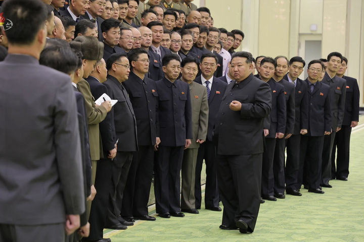 [서울=뉴시스] 북한 조선중앙TV는 김정은 국무위원장이 23일 첫 군사정찰위성 '만리경 1호' 발사에 기여한 비상설위성발사준비위원회 성원들과 기념촬영을 했다고 24일 보도했다. (사진=조선중앙TV 캡처) 2023.11.24. photo@newsis.com *재판매 및 DB 금지