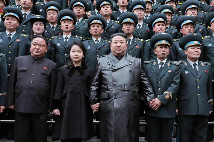 [서울=뉴시스] 북한 조선중앙TV는 김정은 국무위원장이 23일 국가항공우주기술총국을 찾아 첫 군사정찰위성 '만리경 1호' 발사 성공에 공헌한 과학자·기술자들과 기념촬영을 했다고 24일 보도했다. 현장에는 딸 주애도 함께 했다. (사진=조선중앙TV 캡처) 2023.11.24. photo@newsis.com *재판매 및 DB 금지