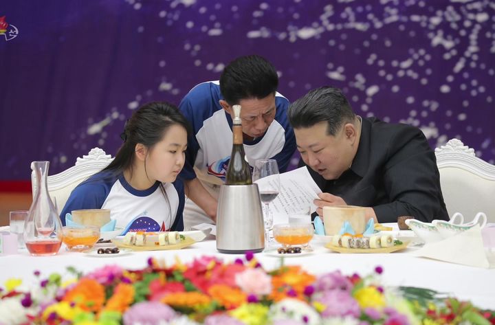 [서울=뉴시스] 북한 조선중앙TV는 김정은 국무위원장이 23일 첫 군사정찰위성 '만리경 1호' 발사 성공 경축 연회에 참석 했다고 24일 보도했다. 연회는 평양에 위치한 국빈용 고급 연회장 목란장에서 열렸으며 딸 주애와 부인 리설주도 함께 참석했다. (사진=조선중앙TV 캡처) 2023.11.24. photo@newsis.com *재판매 및 DB 금지