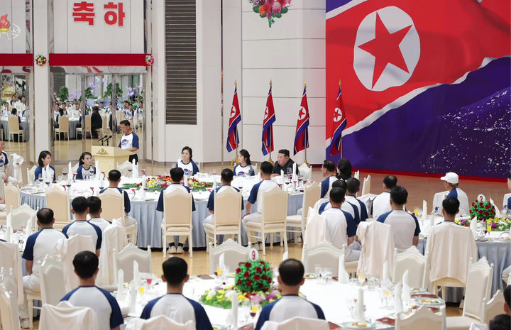 [서울=뉴시스] 북한 조선중앙TV는 김정은 국무위원장이 23일 첫 군사정찰위성 '만리경 1호' 발사 성공 경축 연회에 참석 했다고 24일 보도했다. 연회는 평양에 위치한 국빈용 고급 연회장 목란장에서 열렸으며 딸 주애와 부인 리설주도 함께 참석했다. (사진=조선중앙TV 캡처) 2023.11.24. photo@newsis.com *재판매 및 DB 금지