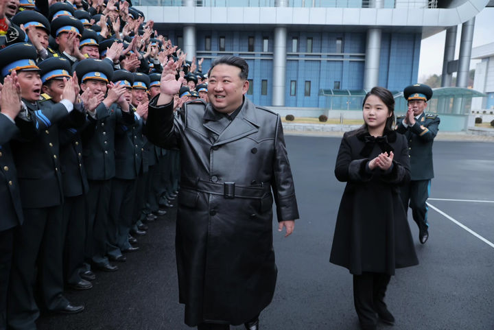 [서울=뉴시스] 북한 조선중앙TV는 김정은 국무위원장이 23일 국가항공우주기술총국을 찾아 첫 군사정찰위성 '만리경 1호' 발사 성공에 공헌한 과학자·기술자들과 기념촬영을 했다고 24일 보도했다. 현장에는 딸 주애도 함께 했다. (사진=조선중앙TV 캡처) 2023.11.24. photo@newsis.com *재판매 및 DB 금지