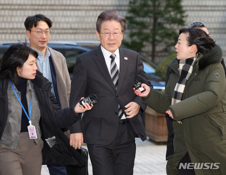 [서울=뉴시스] 김진아 기자 = 이재명 더불어민주당 대표가 24일 서울 서초구 서울중앙지법에서 열린 '故김문기·백현동 허위 발언' 관련 공직선거법 위반 혐의' 15차 공판에 출석하고 있다. 2023.11.24. bluesoda@newsis.com