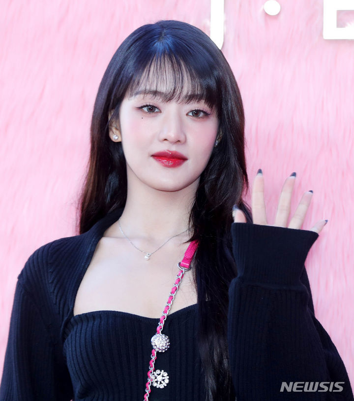 [서울=뉴시스] 김혜진 기자 = 그룹 (여자)아이들 민니가 24일 오후 서울 성동구 무신사 테라스 성수에서 열린 제이에스티나 신제품 출시 기념 포토 행사에서 포즈를 취하고 있다. 2023.11.24. jini@newsis.com