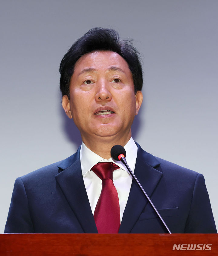 [서울=뉴시스] 홍효식 기자 = 오세훈 서울시장이 지난 24일 서울 용산구 전쟁기념관에서 열린 제2회 청년부상제대군인 상담센터 심포지엄에 참석해 축사하고 있다. 2023.11.27. yesphoto@newsis.com