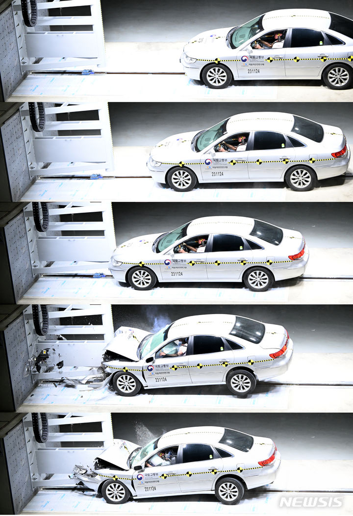 [광주=뉴시스] 광주 친환경 자동차·부품 인증센터 개관식이 열린 2023년 11월24일 오후 광주 광산구 빛그린산단에서 차량 충돌시험이 진행되고 있다. (사진=뉴시스 DB). photo@newsis.com 
