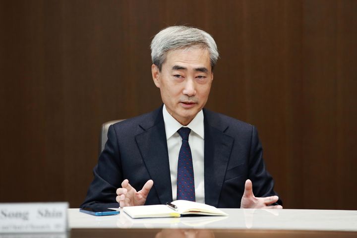 [서울=뉴시스] 신현송 국제결제은행(BIS) 조사국장이 24일 서울 중구 한국은행에서 열린 기자간담회에 참석해 질의에 답변하고 있다. (사진=한국은행 제공) 2023.11.26. photo@newsis.com *재판매 및 DB 금지