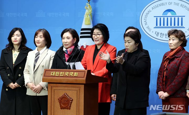 [서울=뉴시스] 조성봉 기자= 손인춘 국민의힘 중앙여성위원회 위원장이 지난해 11월24일 오후 서울 여의도 국회 소통관에서 열린 ‘설치는 암컷’ 발언 관련 민주당 규탄 기자회견에서 발언을 하고 있다. 2023.11.24. suncho21@newsis.com